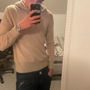 Beige kashmir hoodie - Säljer beige kashmir hoodie då den blivit för liten. Passar någon från 168 till typ 173 skulle ja säga, e själv 176. Skickar samma dag 