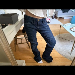 Mörkblå raka jeans - säljer ett par mörkblå jeans med klassisk femficksdesign och raka ben/flare som tyvärr är för långa för mig! jeansen har låg midja och är tillverkad i kraftigt denimtyg. W:28 L:33