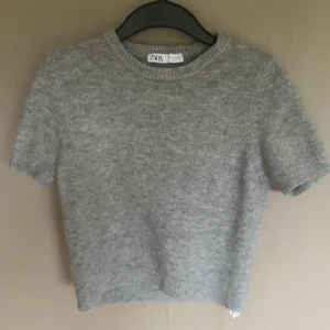 Grå stickad tröja från Zara - Snygg stickad tröja från Zara💕