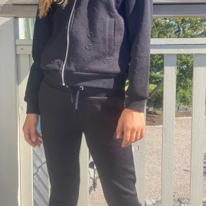 Svarta mjukisar från Guess - Säljer lyxigt mjukis sätt från guess💖 tröjan och byxorna kostar tillsammans 300 men vill man bara ha tröjan eller bara byxorna blir det 160❣️priset går att diskutera!🩷