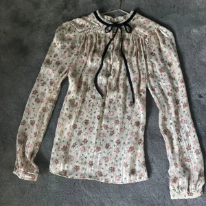 Festblus från tintoretto - Gullig blus från tintoretto. Fint mönster och knytbar rosett.