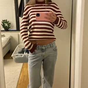 Randig vinröd och vit stickad tröja - Så snygg använd fåtal gånger. Säljer då den inte kommer till användning❤️