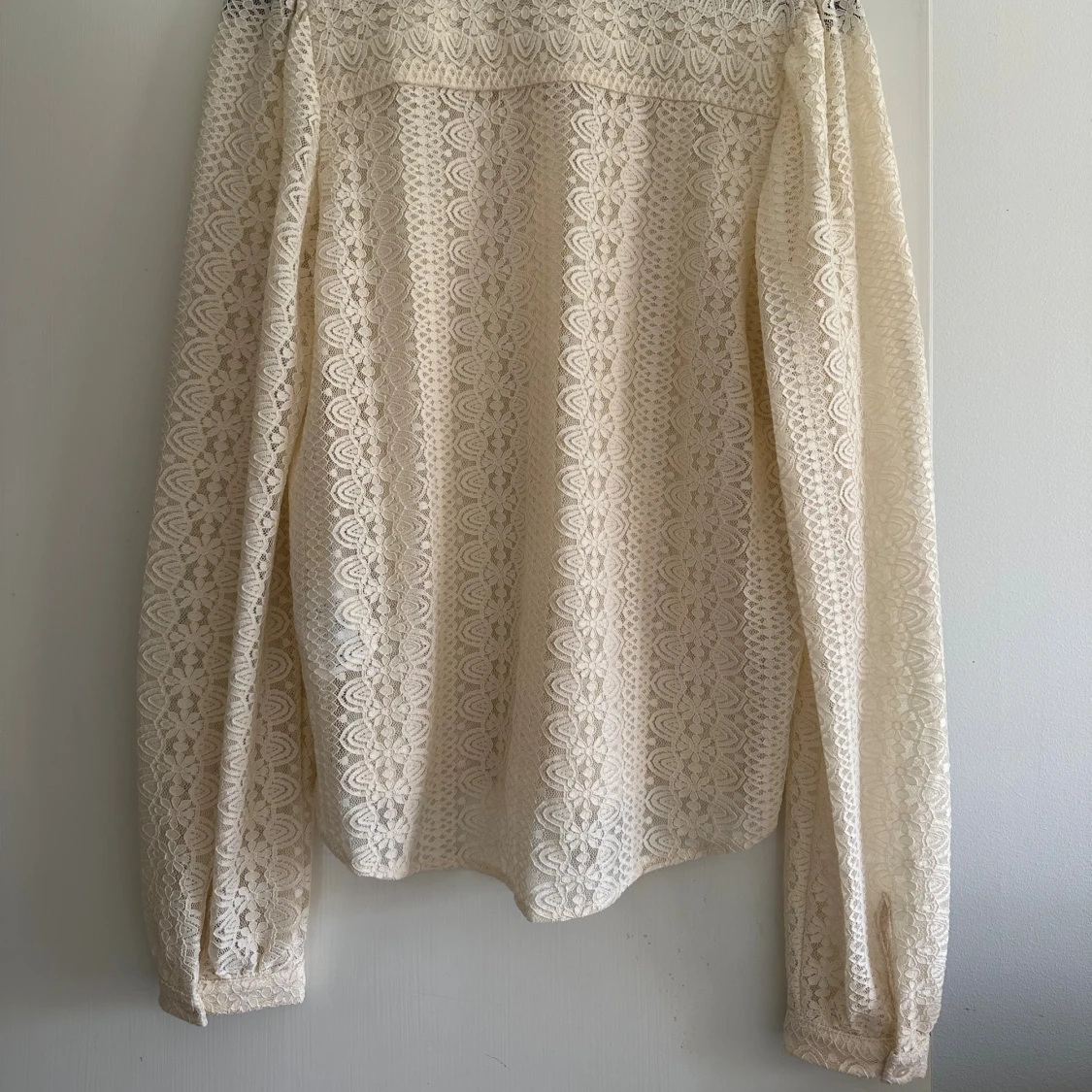 Oanvänd krämvit spetsblus! - 2