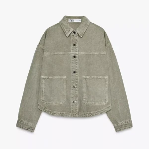 Olivgrön jeansjacka med fickor - Säljer nu min gröna jeans jacka från zara! den är använd en gång för gillade ej hur den satt på mig så den har inga defekter alls! som ny❤️ skriv för fler bilder!