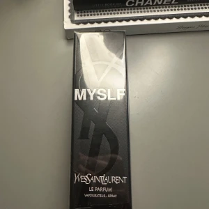 Yves Saint Laurent MYSLF Le Parfum 60ml - Säljer en elegant parfym från Yves Saint Laurent, MYSLF Le Parfum. Flaskan är 60ml och kommer i en stilren svart förpackning med silvriga detaljer och YSL-logga. Perfekt för dig som gillar exklusiva dofter och snygg design.