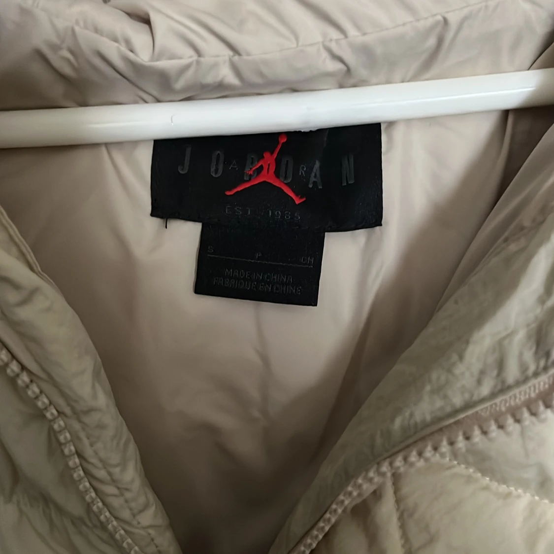 Jordan pufferjacka i beige med huva - 1