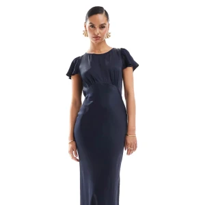 Marinblå långklänning med öppen rygg - Helt otrolig marinblå långklänning i 100% satin med korta ärmar och öppen. Klänningen har en elegant passform och faller snyggt längs kroppen. Perfekt som balklänning eller andra festliga tillfällen. Köpt för ASOS för 2 129 kr. Endast använd en gång.