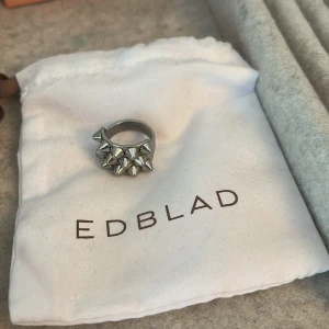 Silvrig ring med nitar från Edblad - Silvrig ring från Edblad, säljs för inte kommit till användning💕