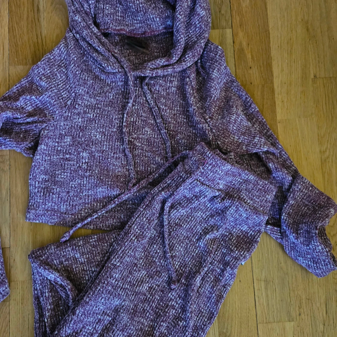 Lila stickad hoodie och byxor från Gymshark S