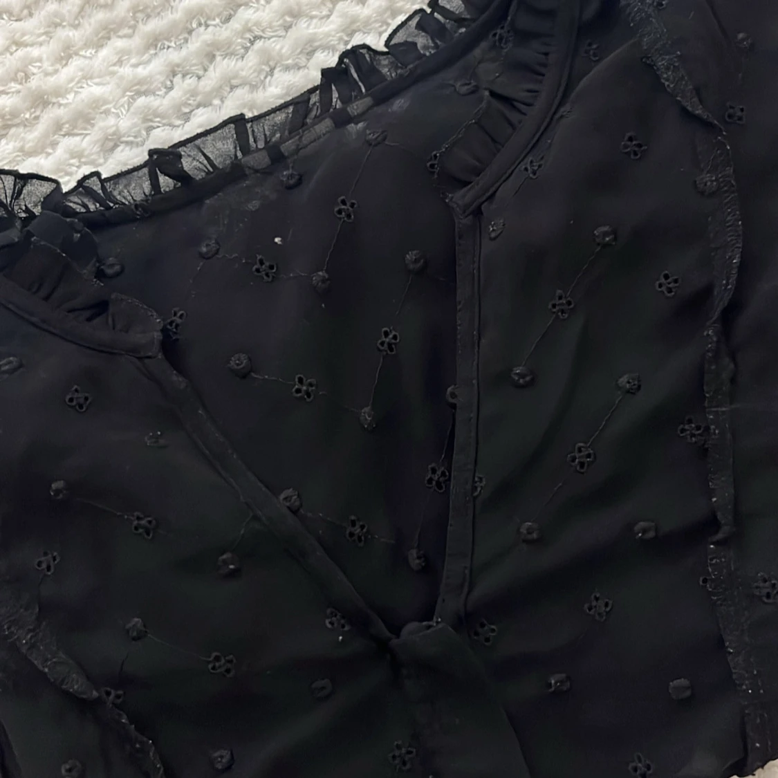 Svart broderad blus från H&M - 1