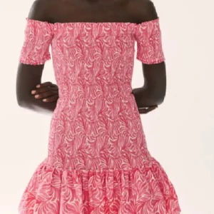 Rosa offshoulder kortklänning - Superfin rosa kortklänning med offshoulder och volang nertill. Väldigt eftertraktad! Storlek M men passar även S 