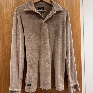 Roobie Moore tröja - Robbie Moor tröja. Endast använd 1-2ggr. Strl: M herr. Brun. Mycket bra skick 