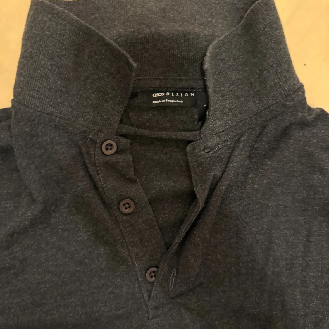 Mörkgrå pikétröja från ASOS DESIGN - 1