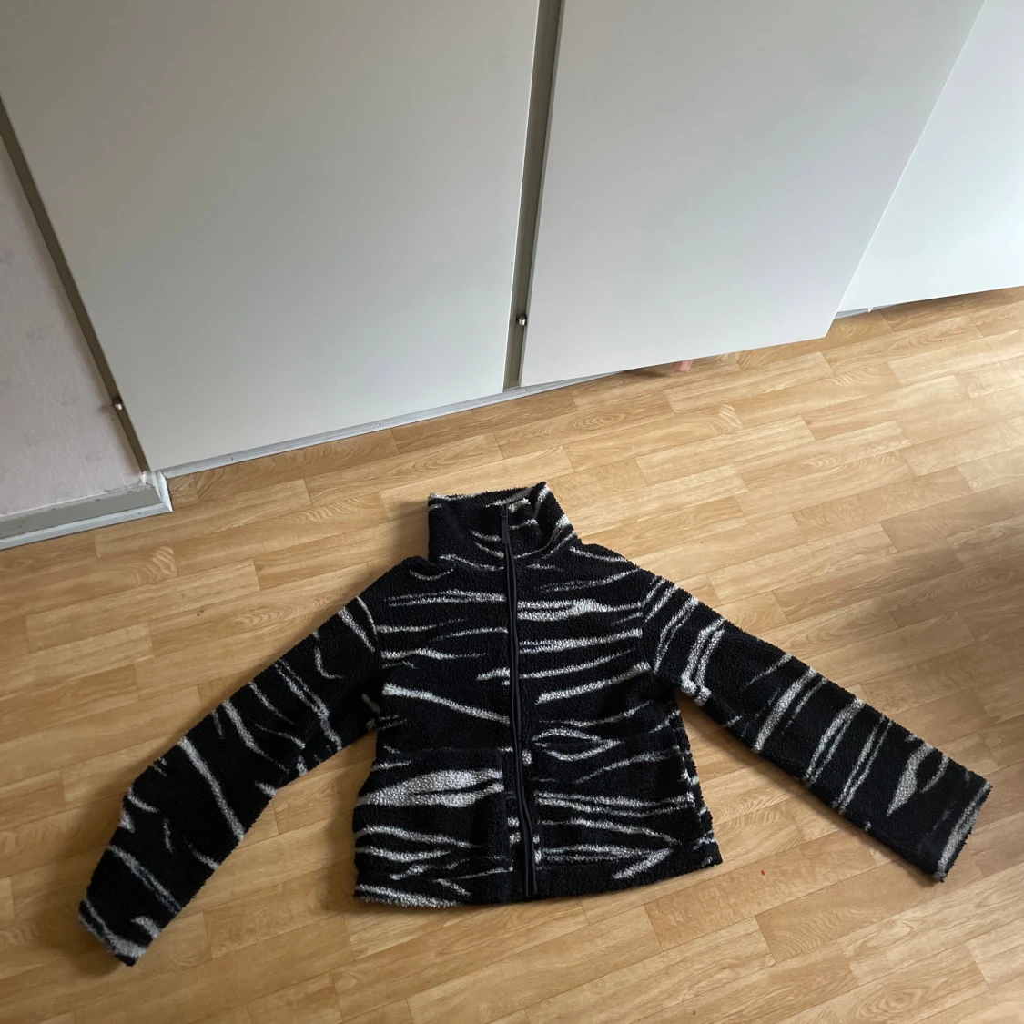 Svart teddyjacka med zebramönster