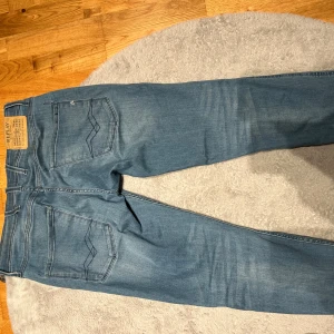 Replay Anbass ljusblå slim jeans 31 - Snygga ljusblå Replay Anbass jeans i slim fit. W31 L31. Passar dig bra som är 180-186 lång. 