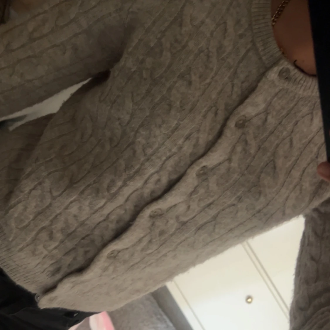 Beige kabelstickad kofta med knappar - 1