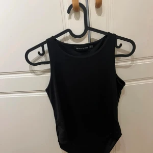 Svart ärmlös body  PrettyLittleThing - Nyskick 