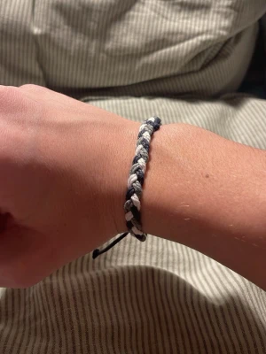 Armband - Jättefint tyg armband som passar perfekt till sommaren. Aldrig andvänt! 