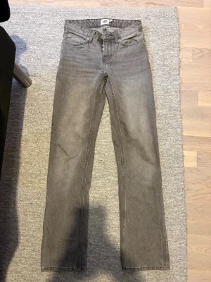 Dam gråa icon jeans - Säljer ett par grå Icon Jeans från Lager 157 i storlek XXS. Jeansens skick är bra och de är sparsamt använda. Hör gärna av dig om du har några frågor eller vill se fler bilder!