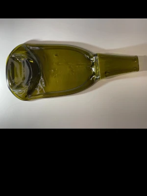 Återvunnen glasbricka  - En bricka gjord av återvunnet glas! Perfekt för dig som älskar chark eller unik inredning! För inspobilder se vår Instagram! Lumina Glas UF! 🎀🍾