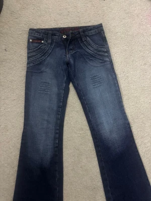 vintage jeans - säljer mina blåa coola jeans från märket girl 20 i strl s. De är aldirg använda och säljer pågrund av att de är för små för mig.