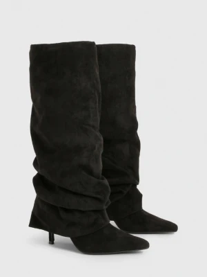 Svarta boots stövlar med klack - Trendiga helt oanvända Svarta klack-boots i mocka liknande material🖤👠slutsålda från boohoo,  storlek 39. Har kvar orginalförpackningen och dem är helt oanvända, säljer då de var för små på mig. Har tyvärr inga bilder när klackarna är på eftersom de inte passade. men säg till om någon annan bild behövs. 