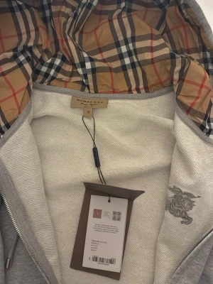 Burberry kofta - Helt ny burberry kofta inte använd kommer med förpackning