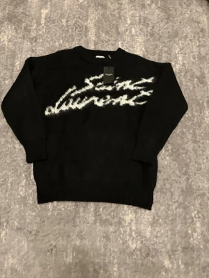 Saint Laurent tröja svart  - Säljer en saint Laurent tröja som är i färgen svart. Den är helt ny utan användning.