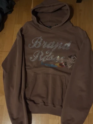 Brand of roses rhimesrone astroboy OG hoodie - Den är i väldigt bra skick få de är mycket bra material på hoodien och stenarna sitter där dem ska men rekommenderar att vända ut och in när du skall tvätta den.