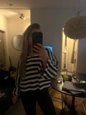 Randig svartvit stickad tröja ZARA - Säljer en oversized stickad tröja med breda svarta och vita ränder. Tröjan har långa ärmar och en lös passform, perfekt för en chill och avslappnad stil. 