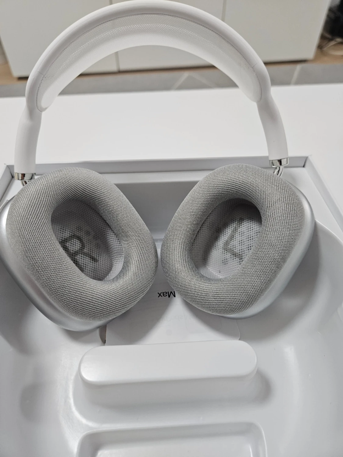 Ett par vita hörlurar  - 1