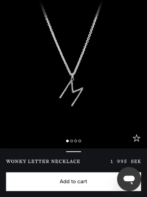 Maria Nilsdotter halsband bokstav N - Säljer ett silvrigt halsband i bokstaven N💕 det är i längd 45 har kvar boxar hör av er för fler bilder nypris 1995kr