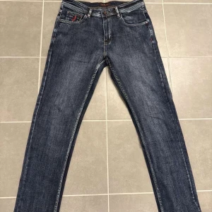Kiton jeans - jeans från Kiton | Storlek: 32x32 | Färg: marinblå/lite svart | Skriv vid frågor |