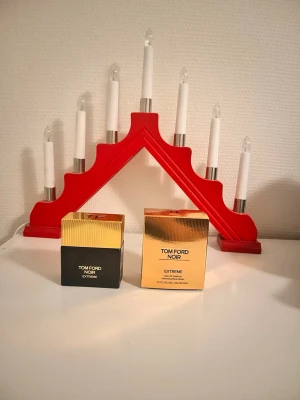 Tom Ford Noir Extreme EdP 50ml - Tom Ford Noir Extreme Eau de Parfum i lyxig design. Perfekt för dig som vill sticka ut med en ikonisk doft från ett välkänt märke. Helt oanvänd alltså volymen är fortfarande 50ml.