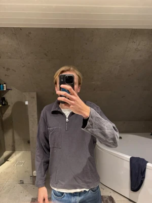 Mörkgrå half zip  - Mörkgrå tröja med halv dragkedja och krage från arket i storlek s men skulle säga att den sitter mer som m.