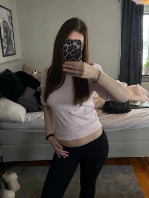 Ljusrosa kortärmad stickad topp - Säljer en söt stickad ljusrosa topp med korta puffärmar❤️