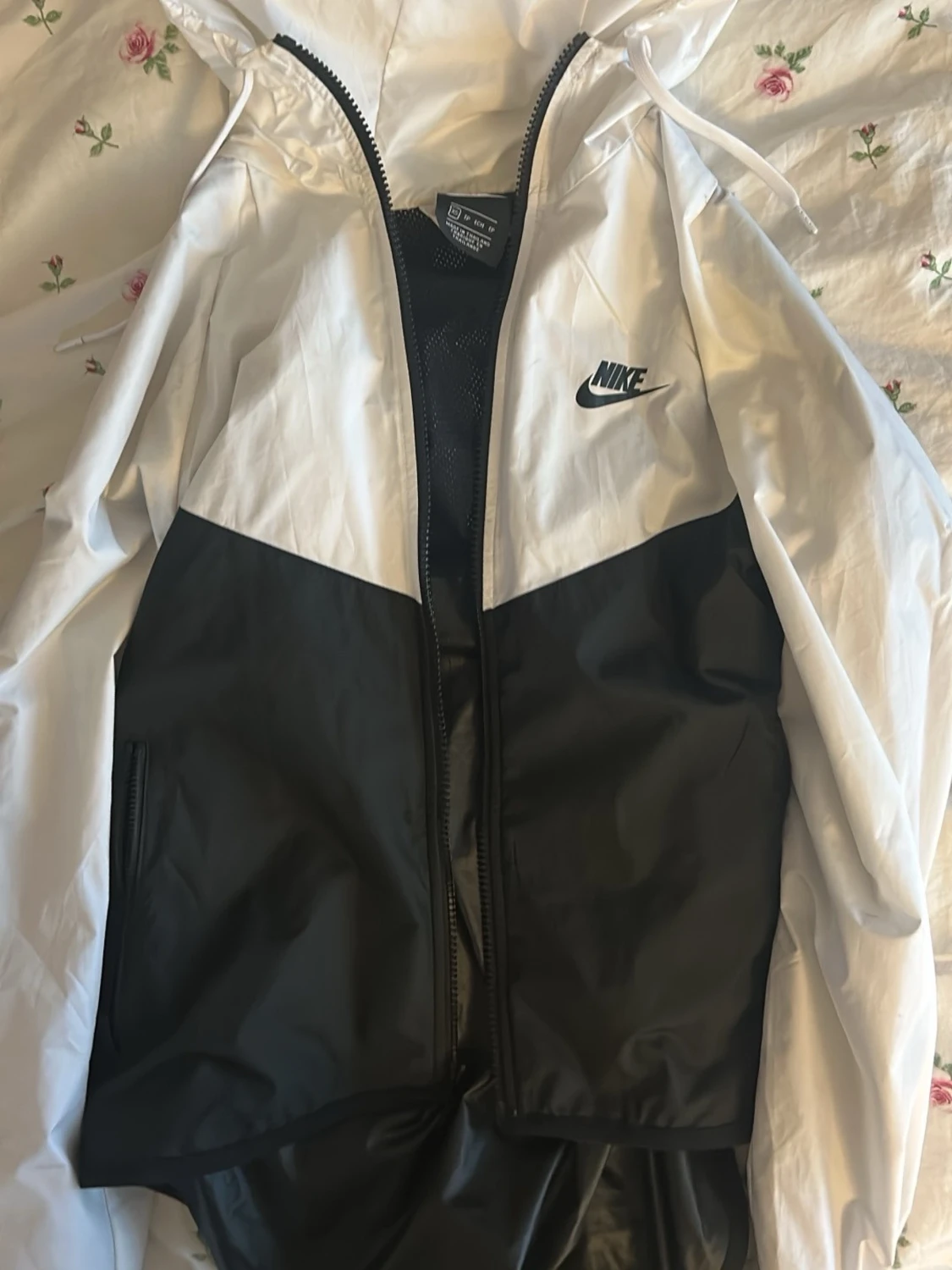 Nike svartvit vindjacka med huva