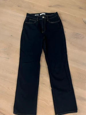 Mörkblå raka jeans från Mango  - Säljer ett helt par oanvända mörkblå jeans från Mango 