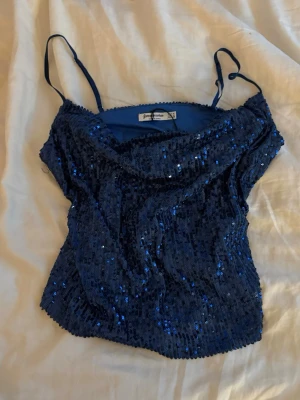 Fest topp - Så snygg topp som tyvärr inte kommer till användning! Aldrig använd men köpt secondhand💙