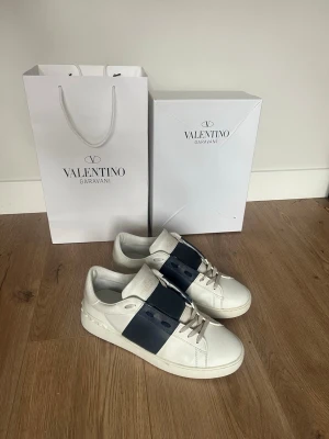 Valentino open - Storlek 44 | Mycket bra skick | Navy blue | Box och shopping bag inkluderat | Hör av dig om du har funderingar eller vill ha fler bilder |