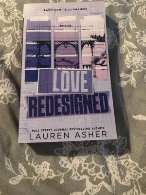 Love Redesigned - En modern och romantisk bok från serien Lakefront Billionaires. Perfekt för dig som gillar kärlekshistorier med en twist och vill ha något lättläst och underhållande. Skriven av en Wall Street Journal-bästsäljande författare.