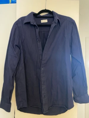 Mörkblå skjorta från these glory days - Mörkblå skjorta från these glory days i storlek L, knappt använd 