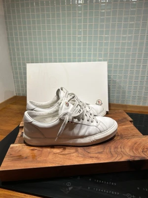 Moncler New Monaco Low Top Sneakers - Säljer mina fräscha och sparsamt använda Moncler sneakers! De är köpta på NK 2024 för 4399kr. Storlek 44 men skulle själv säga att det är 44,5, passar både 44 och 45. Skorna är lite creasade på bilderna men det är inget som syns när skorna är på foten. Dom är endast lätt rengjorda så dom går självklart att fräscha upp ännu mer! Kvitto finns så självklart äkta! Vid frågor är det bara att kontakta mig, priset är diskuterbart.