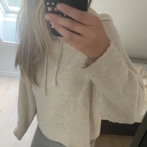 Fluffig tröja - Jättenajs fluff tröja. Funkar vid många tillfällen och i väldigt bra skick. Storlek S men passar XS-L då den är stretchig och det beror på hur man vill att den ska sitta. Skriv kring frågor!💓☺️