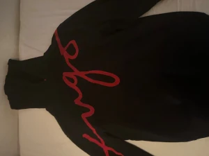 Hugo hoodie - Helt ny har bara legat i gardiroben för den är för stor för mig. Top skick och bra pris!