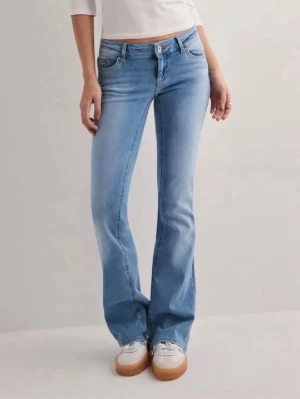 Lågmidjade bootcutjeans ONLY - Säljer dessa lågmidjade jeans från ONLY. Endast använd en gång och i super fint skick. Storlek S, 32. Midjemått: 37 cm och innerbenslängd: 79 cm. Precis lagom på mig som är 168 cm. 450 kr + frakt! Vid fler frågor, etc skriv privat 🙌🏼💐🩷🙏🏼🫰🏼