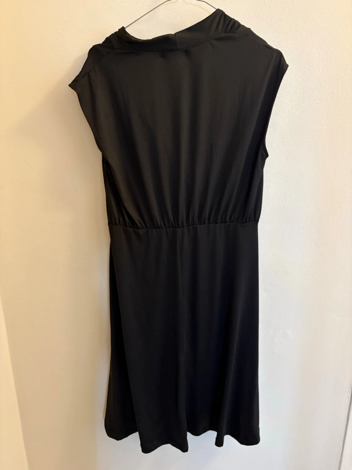 Svart omlottklänning från Rosebud - 2