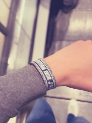 Christian Dior J’adior Armband: Marinblå - Christian dior armband helt ny finns ingen storlek, marin blå, väldigt grisch 🍾