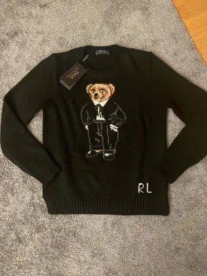 Polo Ralph Lauren Bear sweater  - Helt ny polo bear sweater i storlek S. Tagg finns kvar. Aldrig använd. Fråga gärna om fler bilder vid behov. 