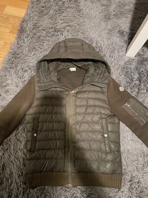Moncler cardigan - Mörk grön moncler cardigan, passar med de mesta , varm och skön skick 7|10. Storlek S